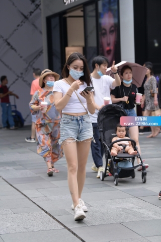 街拍紧身白T恤热牛小美女