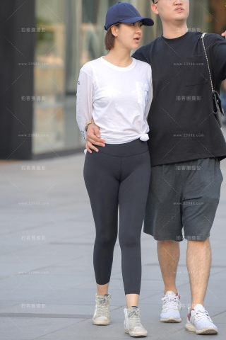 【街拍之魂赛帖】黑色紧身MM