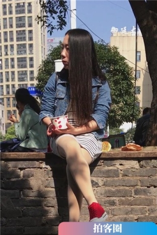 包臀裙肉丝袜清纯美女树下休息（视频版）