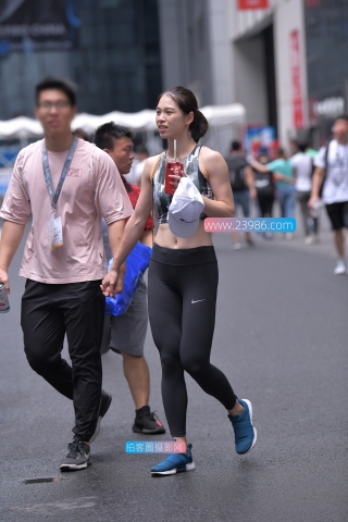 【街拍之魂赛帖】喝饮料的可爱美女