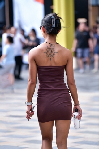 ★绛紫短裙美女