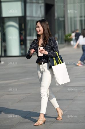 查看完整内容：紧身白裤高跟美女 - 共16张图片