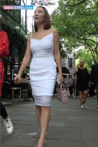 4K - 街拍白色吊带包臀裙少F [1.32 GB/MP4]（视频版）