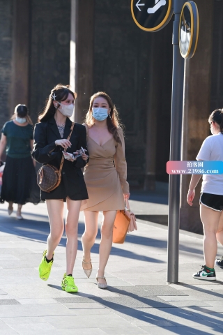 夕阳下的时尚姐妹花