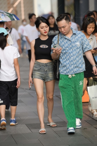 街拍高腰牛仔热裤妹纸