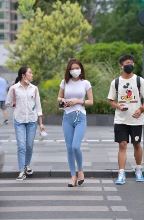 查看完整内容：街拍超紧牛苗条美女 - 共20张图片