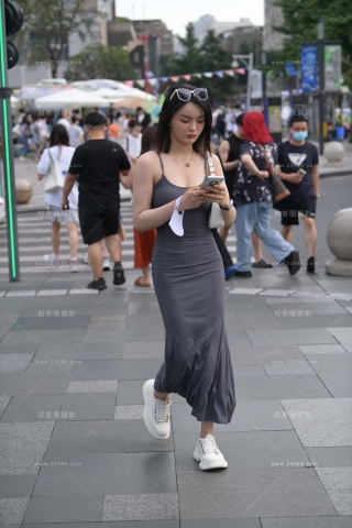 街拍灰色吊带裙美眉