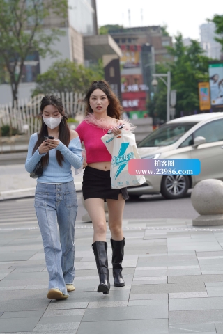 街拍漂亮的长靴女孩