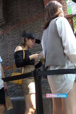 4k - 街拍豹纹裙美女 [2.98 GB/MP4]（视频版）