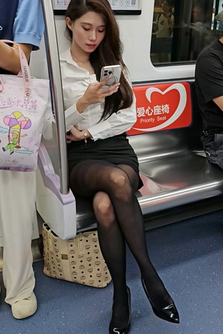 地铁上集-技术性拍摄地铁黑丝极品挑鞋脱鞋6min（视频版）