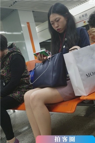 查看完整内容：4k-候车室拍摄美腿包臀裙女孩，夹得真紧。（视频版） - 共8张图片
