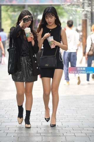 街拍美腿姐妹