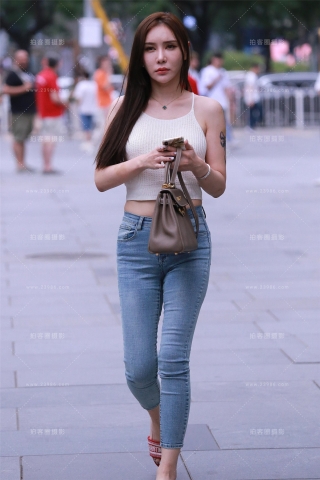 紧身裤大眼妹