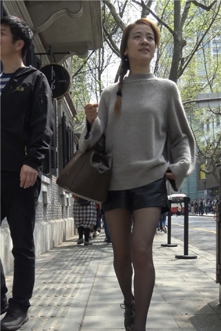 4K 街拍性感黑丝美腿成熟美女 [874 MB]（视频版）