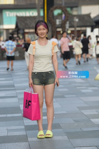 搭讪街拍热裤小妹