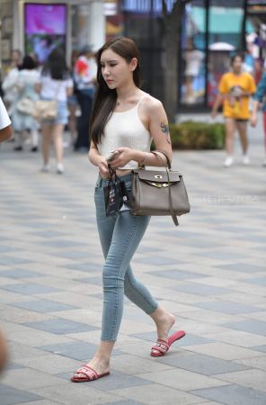 查看完整内容：纹身的紧身蓝牛美眉 - 共22张图片