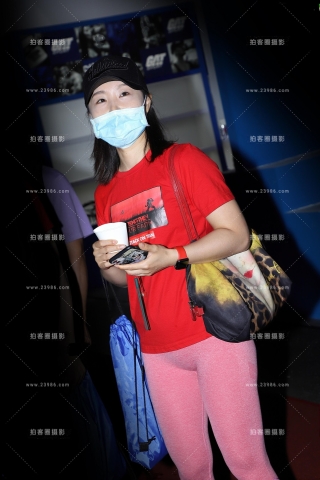 黑帽红衣粉色紧身裤