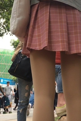 白鞋丝袜短裙娇小可人学生妹（视频版）