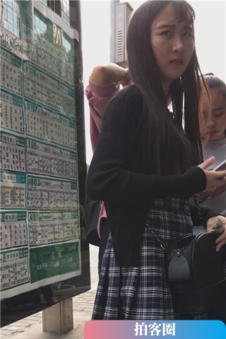 街拍等公交的格子短裙肉丝美腿女孩（视频版）