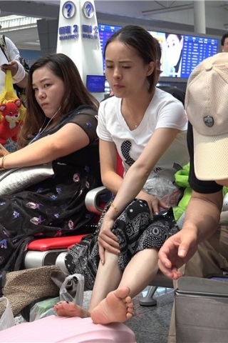 查看完整内容：4K - 把脚放上粉色行李箱的年轻少F [9.75 GB/MP4]（视频版） - 共10张图片