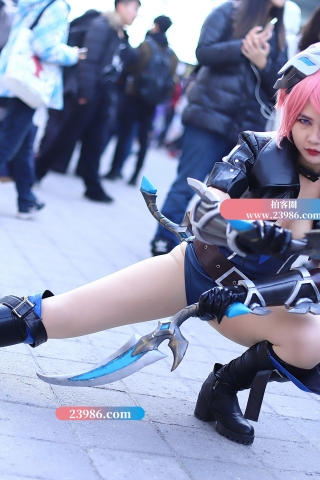 冷艳红发蓝色紧身皮衣