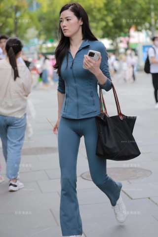 【玻璃街拍】蓝色紧身瑜伽服小姐姐