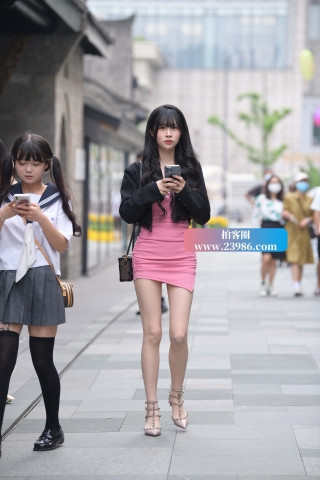 街拍大长腿粉色短裙美女