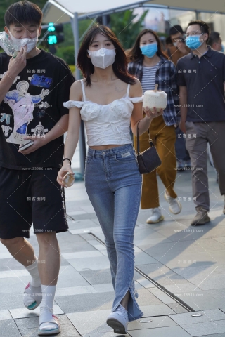 街拍牛仔裤小女友