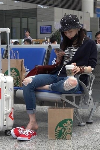 查看完整内容：喝着星巴克的红鞋高颜值小姐姐 [2.33 GB/MP4]（视频版） - 共7张图片