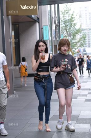 查看完整内容：紧身蓝牛时尚气质女神 - 共22张图片