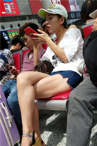 查看完整内容：4k-牛仔热裤白皙嫩腿鸭舌帽美女（视频版） - 共10张图片