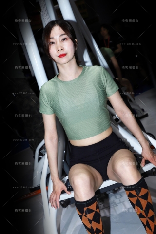 查看完整内容：运动中的绿色上衣黑色小短裤 - 共26张图片