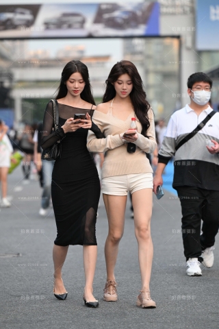 街拍美腿白热裤姐妹