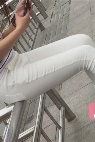 街拍妹子一双骚气的银白高跟鞋，腿腿更是修长性感（视频版）