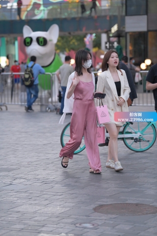 粉色套装小姐姐