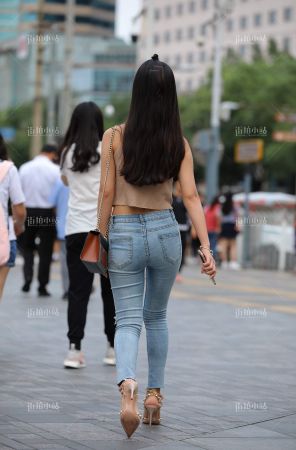 查看完整内容：破洞牛仔妹子 - 共23张图片