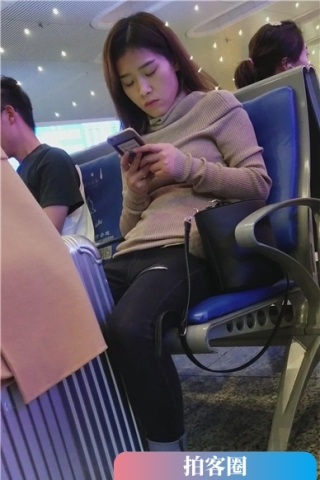 查看完整内容：4k-高铁站候车室拍摄紧身破洞牛仔裤美眉，颜值挺高的。（视频版） - 共6张图片