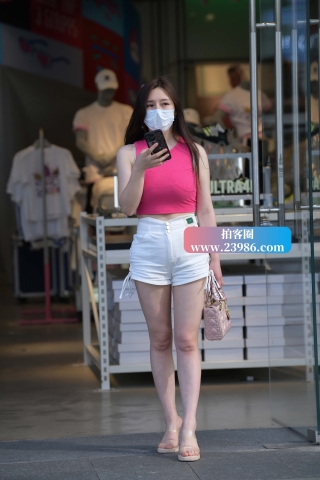 街拍白热裤长腿美女