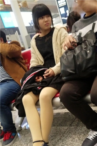 查看完整内容：4k-候车室内乖巧可爱甜美的丝袜美腿美眉（视频版） - 共10张图片