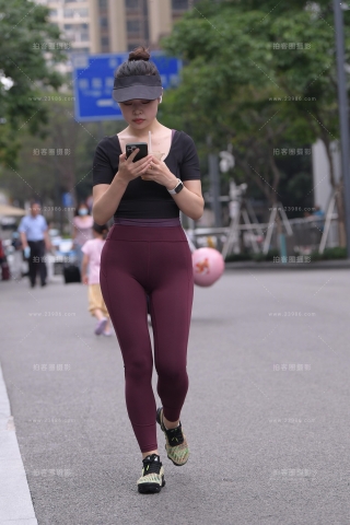 查看完整内容：迷人的酒红色紧身裤~ - 共25张图片