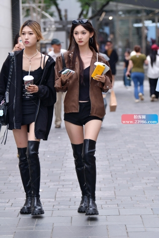 ★步伐一致长靴美女
