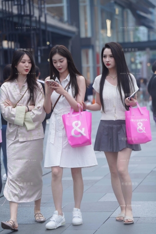 街拍百褶超短裙小姐姐跟闺蜜