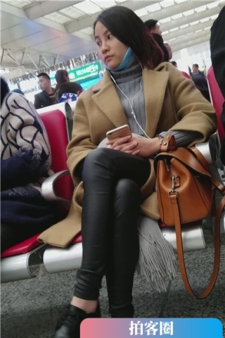 查看完整内容：4k-高铁站候车室内拍摄紧身皮裤美女听歌发呆。（视频版） - 共6张图片
