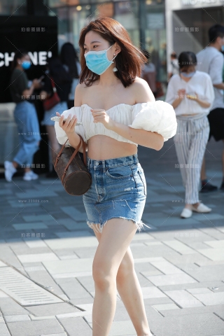 【玻璃街拍】牛仔包臀裙美眉