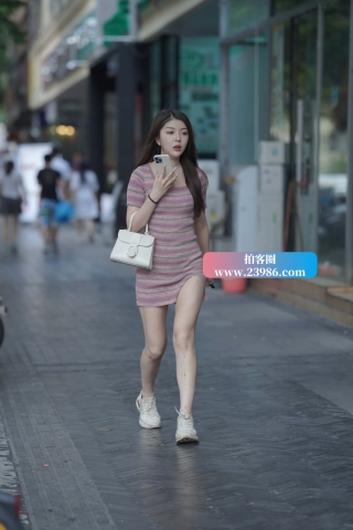 白皙美腿运动鞋妹子