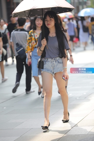 街拍短热裤青春美少女