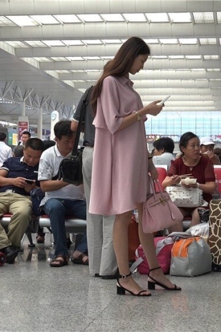 查看完整内容：4K - 粉色大衣高挑姑娘 [1.77 GB/MP4] （视频版） - 共7张图片