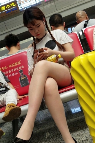 查看完整内容：4K-可爱麻花辫街拍肉丝性感美腿高跟鞋女孩（视频版） - 共8张图片