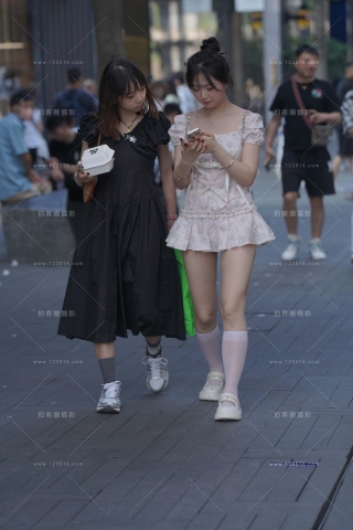 街拍碎花超短裙小妹