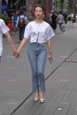 【视觉冲击赛贴】羡慕，牵着紧牛翘臀的漂亮女友